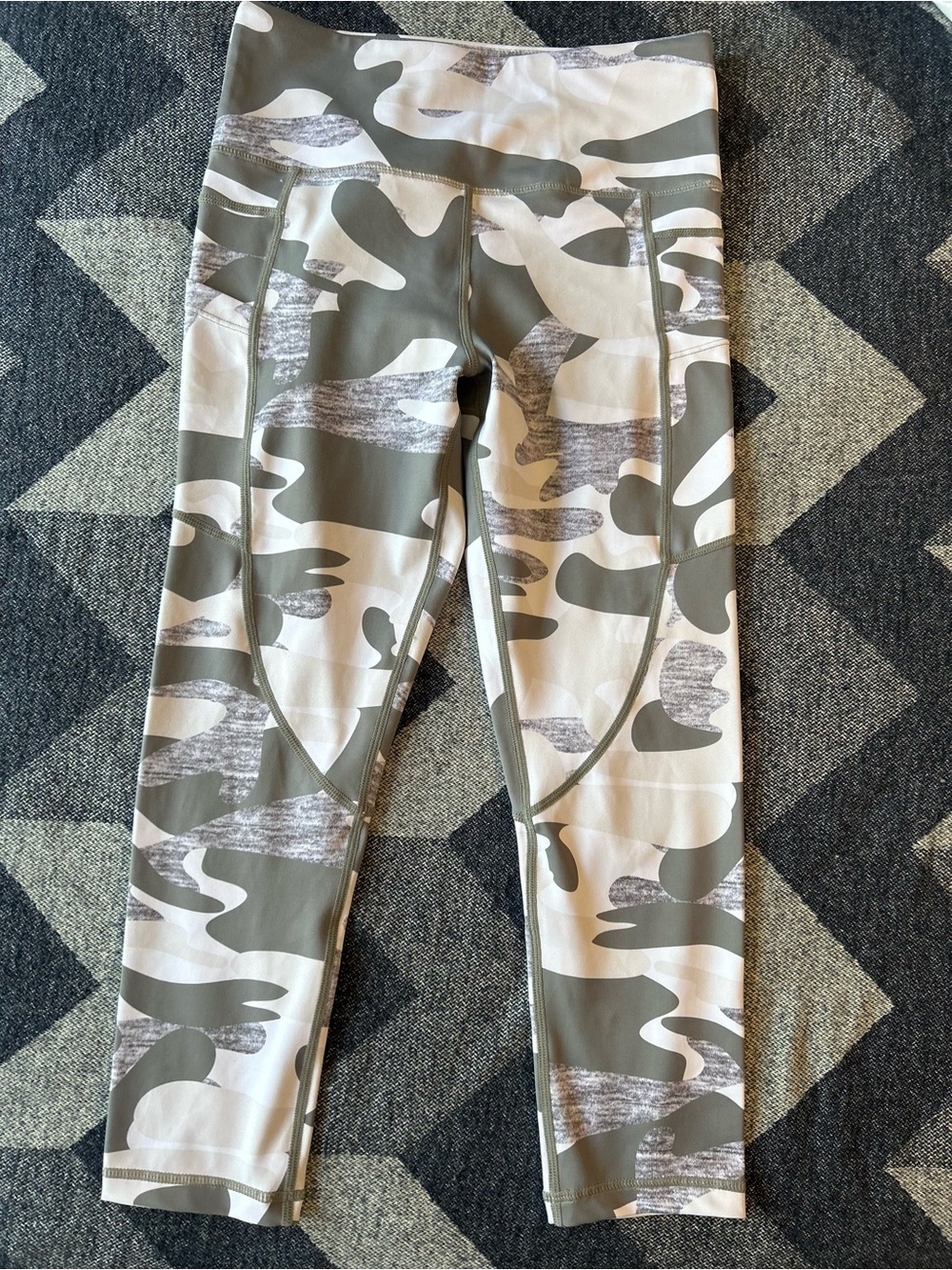 Zyia Active Light N Tight Camo Pocket Legging (Size 4)